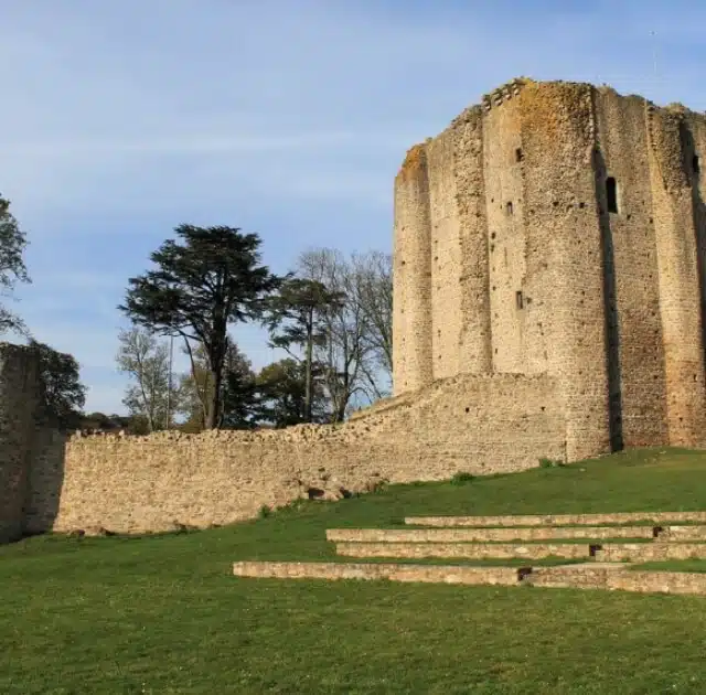 Découvrez le charme de Pouzauges depuis notre hôtel proche du Puy du Fou